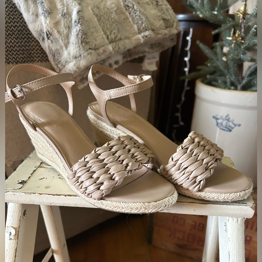 NWOT Bandolino Espradille Sandals. 7.5.